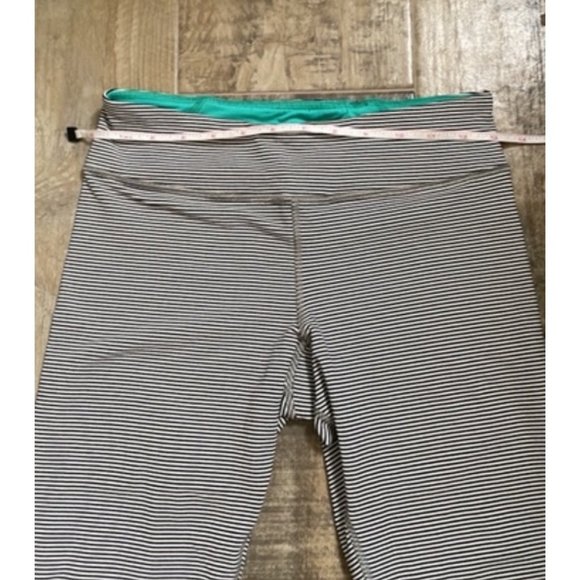 Black & White Striped Capri Workout Athletic Leggings American Eagle size S - Picture 6 of 7